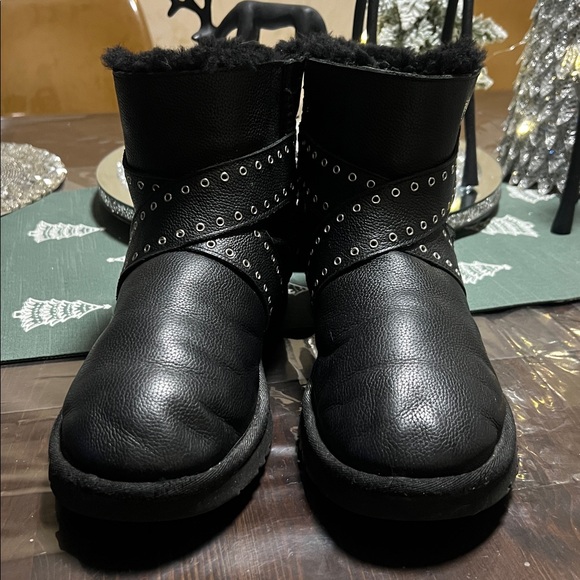 UGG Black Leather Grommet Bailey Bow Leather Boots Size 9 - Picture 2 of 10